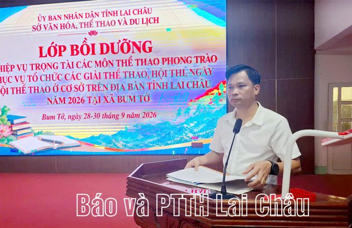 Đồng chí Trần Văn Công - Phó Giám đốc Sở Văn hóa, Thể thao và Du lịch phát biểu tại lớp khai giảng.