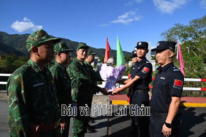 Đại diện chỉ huy trưởng tuần tra hai bên tặng hoa cho nhau.