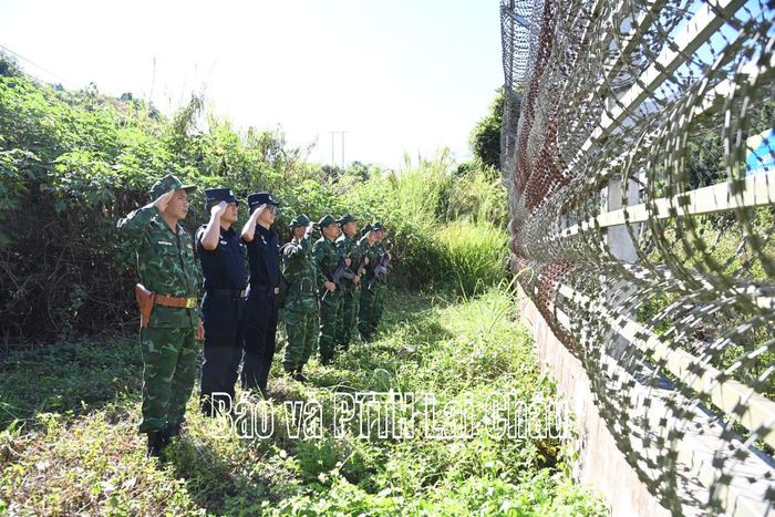 Lực lượng biên phòng hai bên tuần tra tại khu vực hàng rào giáp ranh giữa 2 nước. 