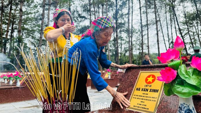 Cụ Hà Thị È tìm lại người cha của mình là liệt sĩ Hà Văn Sinh.