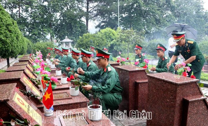 Thế hệ sau mãi ghi nhớ công lao của các anh hùng liệt sĩ đã ngã xuống cho nền độc lập dân tộc hôm nay.