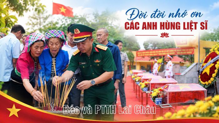 Giây phút xúc động của lực lượng quân đội và gia đình cụ Hà Thị È khi được thắp hương lên phần mộ của cha, ông mình.