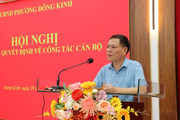Đồng chí Phó Bí thư Đảng ủy, Chủ tịch UBND phường Đông Kinh phát biểu giao nhiệm vụ tại hội nghị