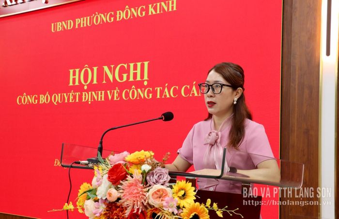 Lãnh đạo Phòng Văn hóa - Xã hội phường Đông Kinh công bố quyết định bổ nhiệm
