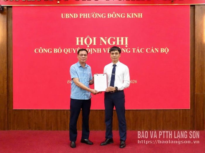 Lãnh đạo Đảng ủy, UBND phường Đông Kinh trao quyết định bổ nhiệm cho đồng chí tân Phó Trưởng Phòng Văn hóa - Xã hội