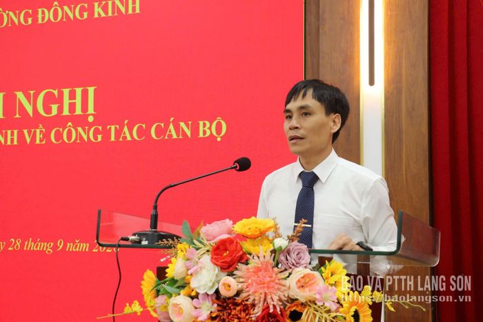 Đồng chí tân Phó Trưởng Phòng Văn hóa - Xã hội phường Đông Kinh phát biểu nhận nhiệm vụ