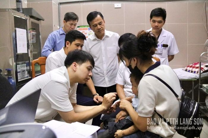 Các chuyên gia khám cho trẻ khuyết tật tại Bệnh viện Đa khoa tỉnh