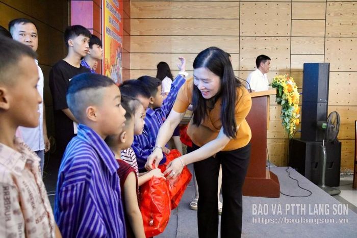 Đồng chí Trần Thanh Nhàn, Phó Chủ tịch UBND tỉnh trao quà, động viên trẻ em tham gia phẫu thuật