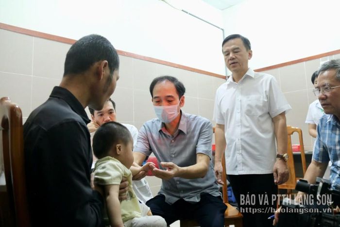 Các chuyên gia khám cho trẻ khuyết tật tại Bệnh viện Đa khoa tỉnh
