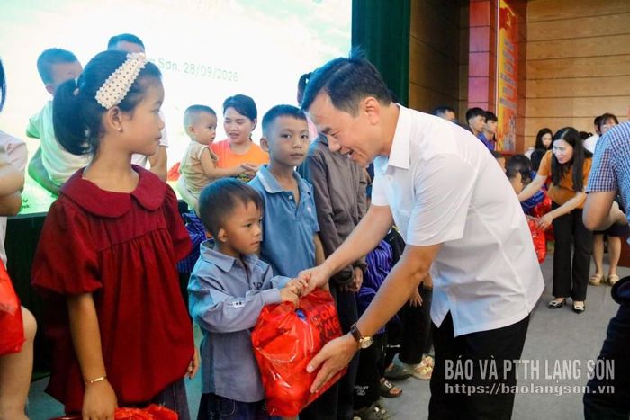 Lãnh đạo Sở Y tế tỉnh trao quà, động viên trẻ em tham gia phẫu thuật