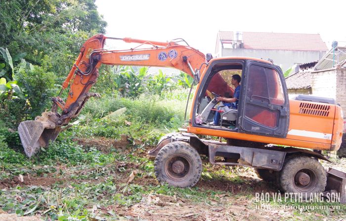 Đơn vị thi công huy động máy móc, phương tiện bắt đầu khởi công xây dựng