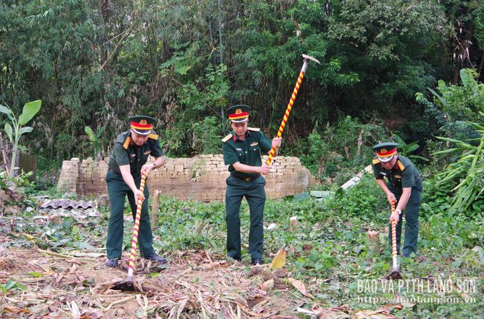 Thủ trưởng Bộ CHQS tỉnh và đại diện các cơ quan trực thuộc động thổ khởi công xây dựng công trình 