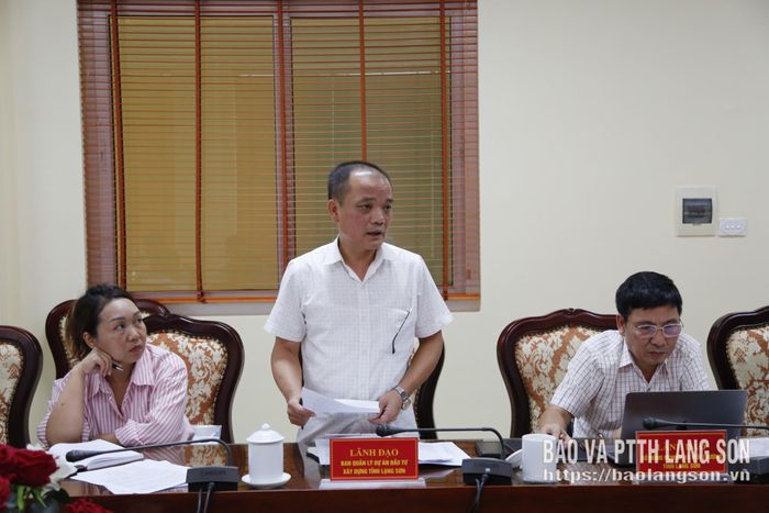 Lãnh đạo Ban Quản lý dự án đầu tư xây dựng tỉnh báo cáo tiến độ thi công dự án