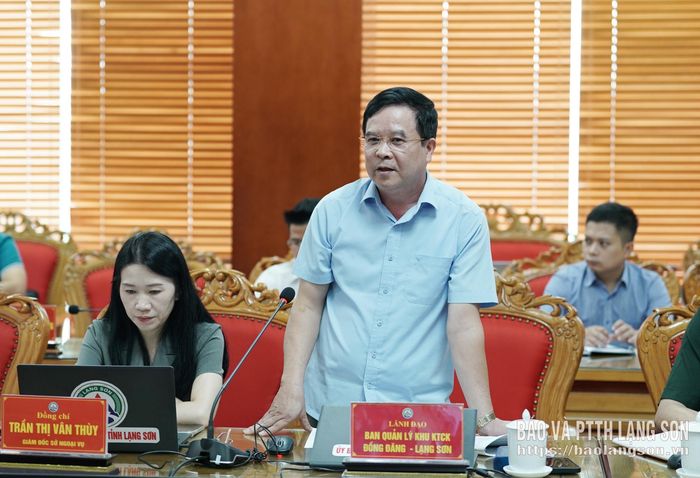 Lãnh đạo Ban Quản lý Khu Kinh tế cửa khẩu Đồng Đăng - Lạng Sơn báo cáo nội dung liên quan tại phiên họp