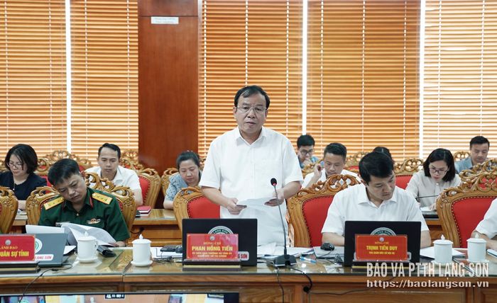 Lãnh đạo Sở Tài chính trình bày một số nội dung tại phiên họp