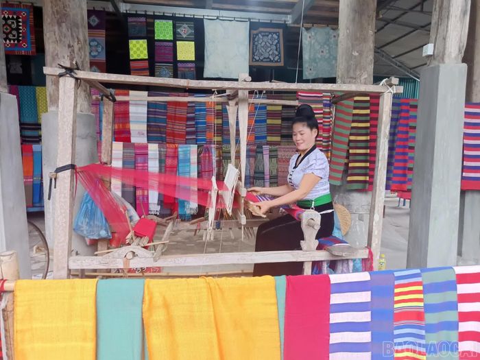 Nét đẹp văn hoá truyền thống hôm nay không chỉ được bảo tồn mà còn tạo ra sinh kế cho người dân nơi đây.
