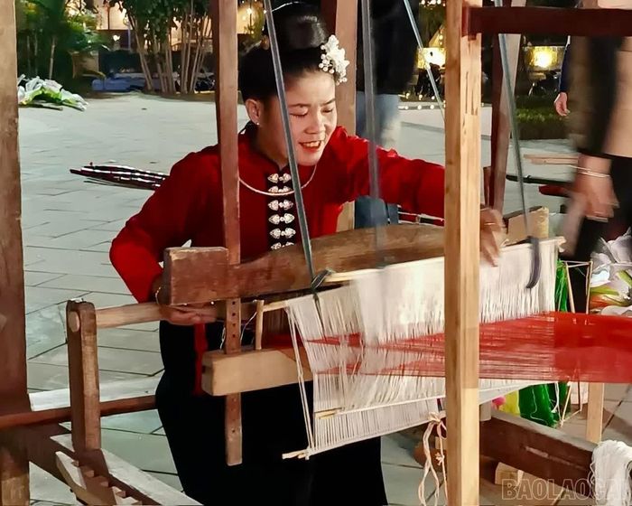 Người phụ nữ Thái trình diễn cách dệt vải trong những đêm hội Hạn Khuống.