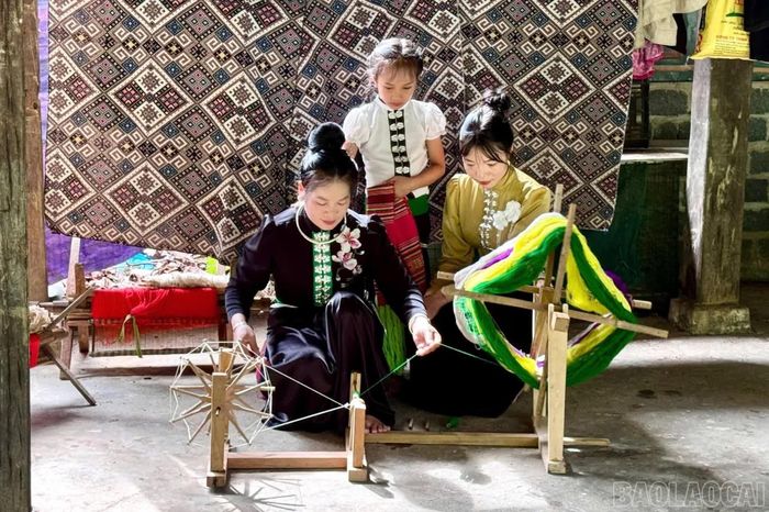 Chị Đinh Thị Hiến nhiệt tình hướng dẫn các bạn trẻ tiếp nối nghề truyền thống của dân tộc.