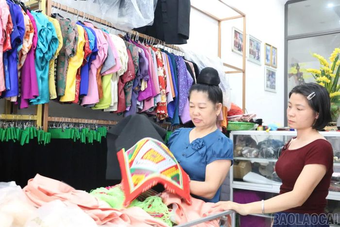 Những tấm thổ cẩm được bày bán và thu hút lượng lớn khách du lịch tham quan, mua sắm làm quà lưu niệm khi đến vùng đất này.