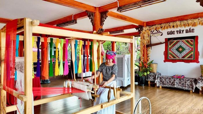 Du khách được trực tiếp trải nghiệm nghề dệt - một nét văn hóa đặc sắc của người Thái Mường Lò.