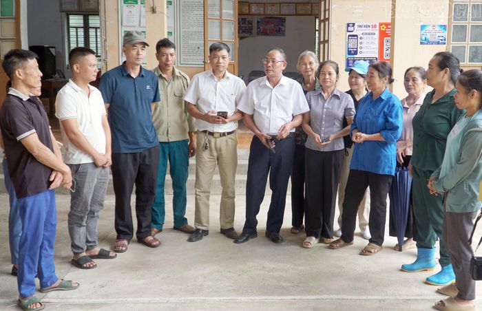 Ông Trần Văn Hường - Bí thư Chi bộ thôn Đồng Khê (người đeo kính) trao đổi với các đảng viên trong chi bộ.