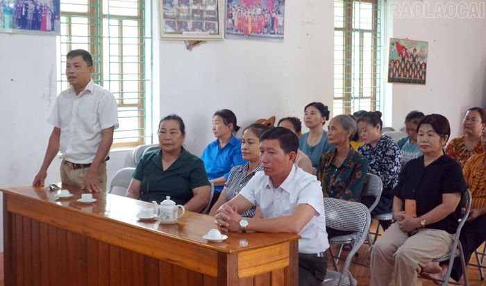 Đảng viên Nguyễn Văn Tuyên phát biểu tại buổi sinh hoạt thường kỳ của chi bộ thôn Đồng Khê.
