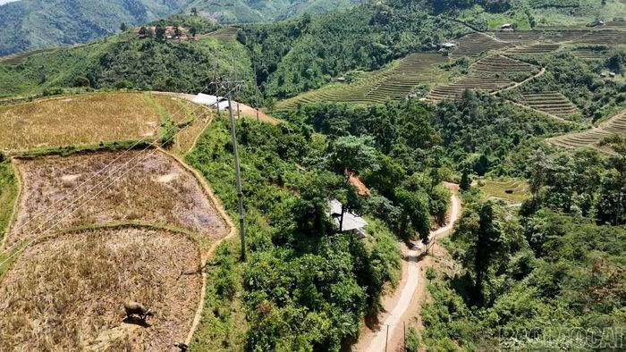 Điện lưới, giao thông được đầu tư đồng bộ, tạo điều kiện để người dân Trạm Tấu phát triển kinh tế, vươn lên thoát nghèo.
