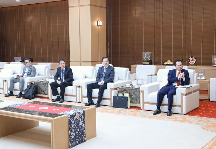 Các đại biểu dự buổi làm việc.