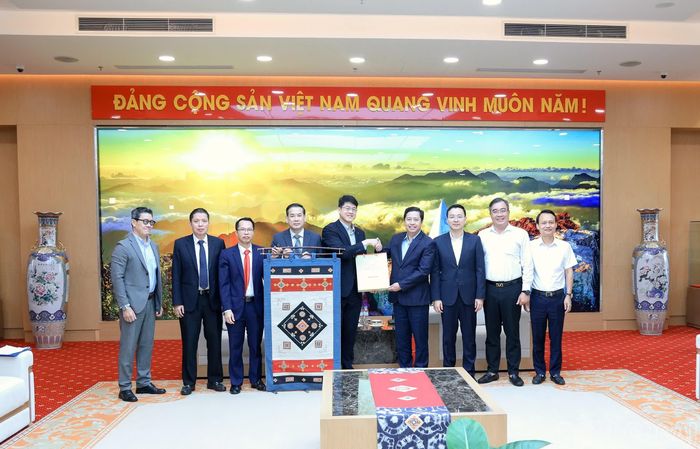 Bí thư Tỉnh ủy Dương Quốc Huy tặng quà lưu niệm cho lãnh đạo Khách sạn Quốc tế Aristo.
