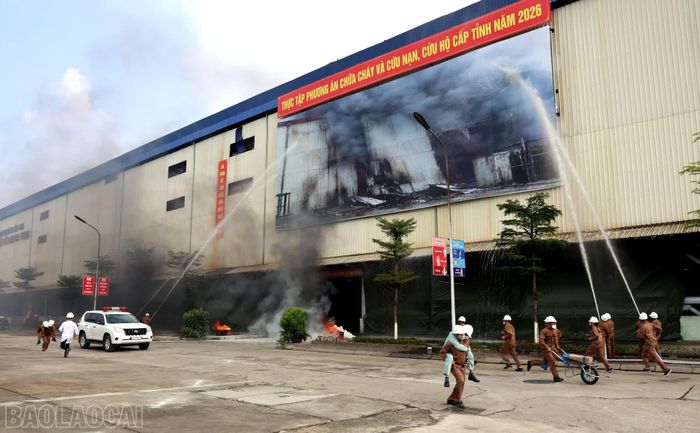 Ngay sau khi xảy ra cháy, lực lượng tại chỗ đã khẩn trương, tích cực dập lửa, cứu người và tài sản.
