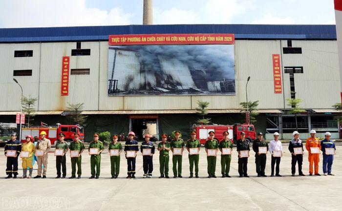 Trao Bằng khen của Chủ tịch UBND tỉnh (ảnh trên) và Giấy khen của Giám đốc Công an tỉnh cho các tập thể, cá nhân có thành tích xuất sắc.