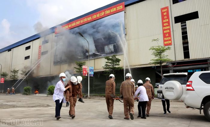 Sơ cứu và vận chuyển người bị nạn đi cấp cứu.