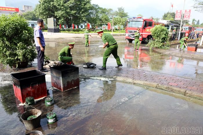 Lực lượng chức năng tiến hành khám nghiệm hiện trường.