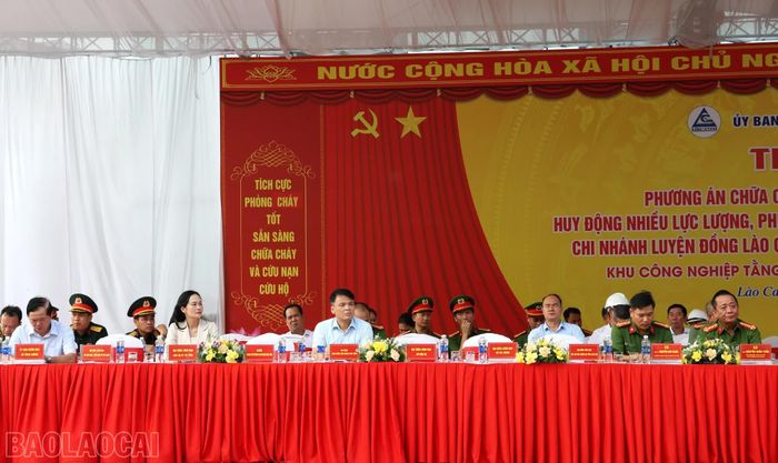 Các đại biểu dự, theo dõi thực tập phương án chữa cháy và cứu nạn, cứu hộ cấp tỉnh năm 2026