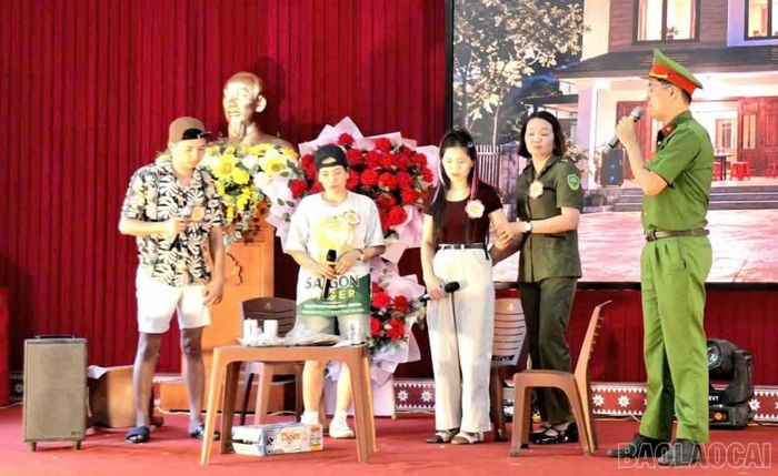 Tiểu phẩm tham gia phần thi sân khấu hóa của đội thi thôn Sài Lớn.