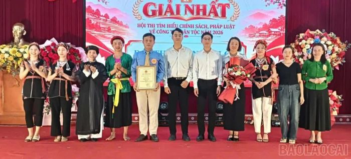 Ban tổ chức trao giải nhất cho đội thi thôn Sài Lớn.