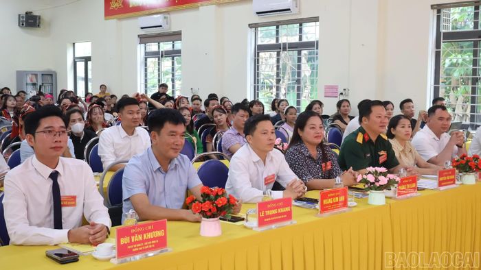 Lãnh đạo Sở Dân tộc và Tôn giáo tỉnh Lào Cai, lãnh đạo xã Phúc Lợi dự, theo dõi hội thi.