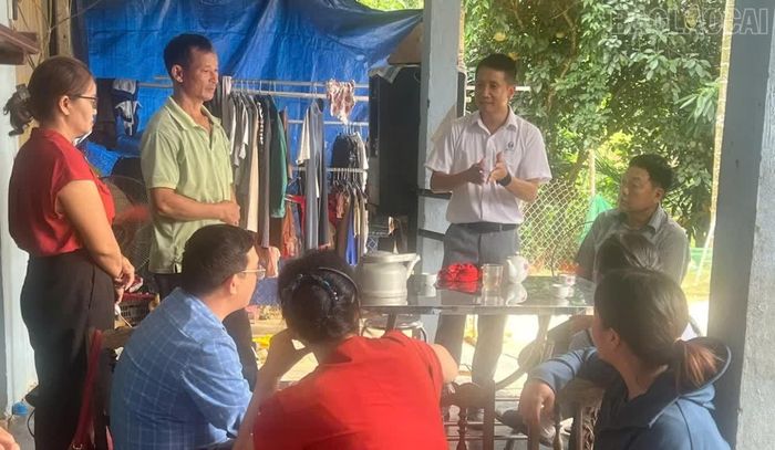 Các học viên trực tiếp trao đổi với chủ trang trại và đơn vị cung ứng giống, vật tư.