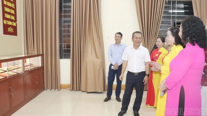 Đồng chí Nguyễn Quốc Huy - Ủy viên Ban Chấp hành Đảng bộ tỉnh, Bí thư Đảng ủy, Chủ tịch HĐND phường Lào Cai tham quan “Không gian văn hóa Hồ Chí Minh” tại Chi bộ Tổ dân phố số 18 Kim Tân.