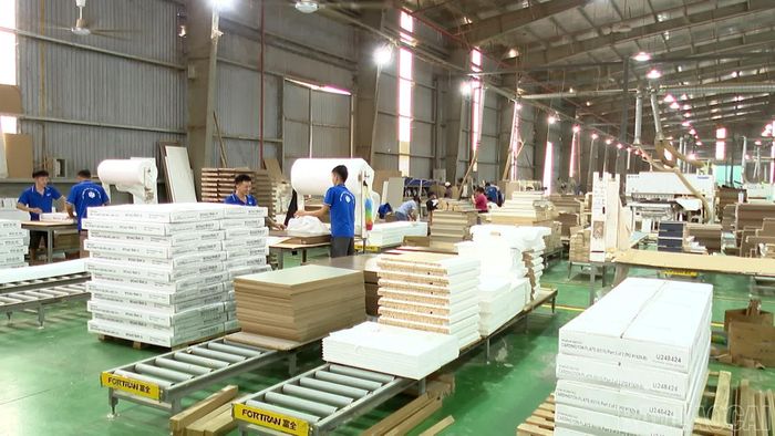 Nhiều doanh nghiệp vừa duy trì sản xuất vừa tuyển thêm lao động.