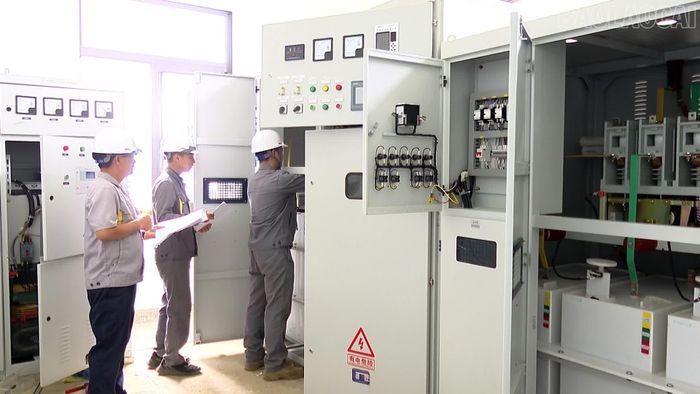 Công nhân, người lao động thực hiện nhiệm vụ tại Nhà máy tuyển quặng apatit Làng Phúng.