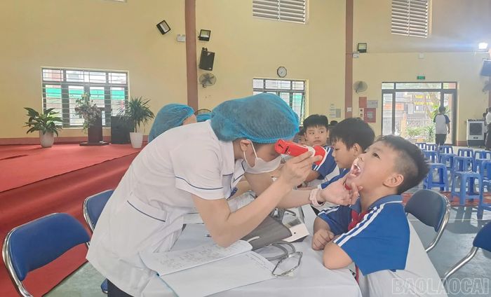 Học sinh được đo huyết áp và khám sức khỏe răng miệng.