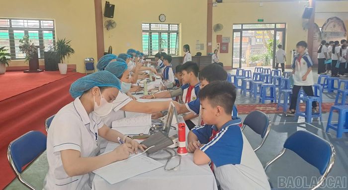 Học sinh được lập sổ theo dõi sức khỏe sau buổi khám.