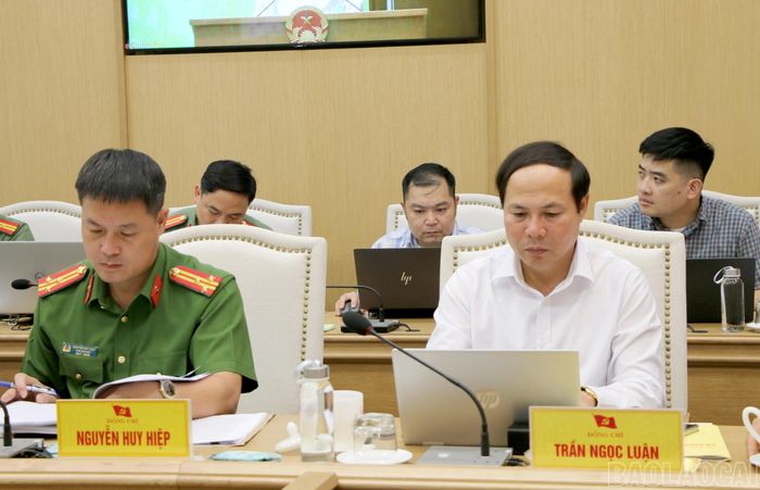 Các đại biểu tỉnh Lào Cai tham dự phiên họp.