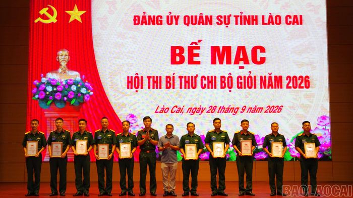 Thượng tá Lương Hoàng Giang trao giấy khen cho các thí sinh đạt thành tích cao.