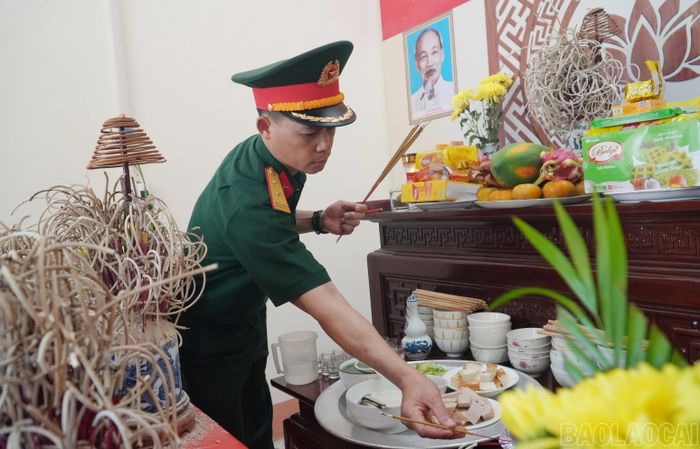 Hằng ngày, cán bộ, chiến sĩ đều chuẩn bị mâm cơm, thể hiện sự thành kính và tình cảm thiêng liêng dành cho các liệt sĩ trong những ngày lưu giữ tại nhà quàn.