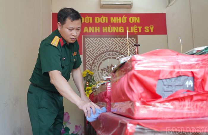 Mỗi linh cữu liệt sĩ được cán bộ, chiến sĩ chăm sóc với sự thành kính và trách nhiệm cao nhất.