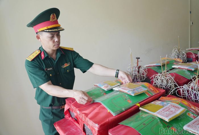 Trung tá Nguyễn Khắc Chiến - Chính trị viên phó Ban Chỉ huy Quân sự xã Bảo Thắng dành sự chăm sóc chu đáo, tận tình cho linh cữu đặc biệt (gồm 7 hài cốt liệt sĩ cùng chung 1 linh cữu, là những cán bộ, chiến sĩ đã chiến đấu kiên cường và anh dũng hy sinh tại Pháo đài K30, phường Lào Cai).