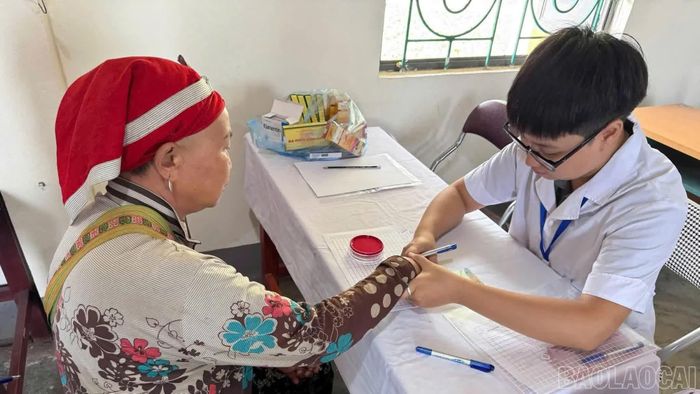 Test nhanh tiểu đường cho người cao tuổi.