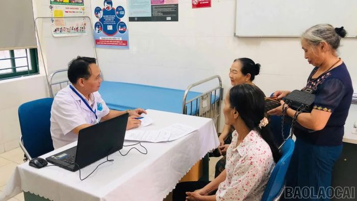 Bác sĩ khám và tư vấn sức khỏe cho người cao tuổi.